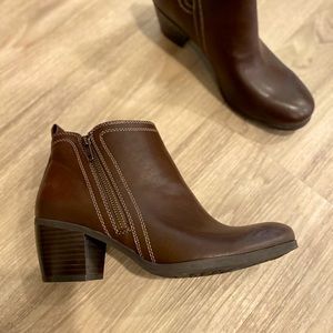 Leather boots with zipper